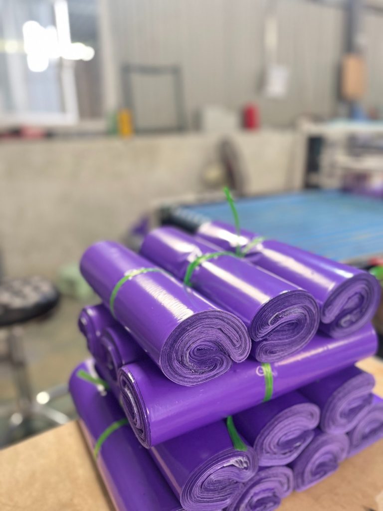 Cuộn túi niêm phong màu tím thành phẩm tại xưởng 3TH