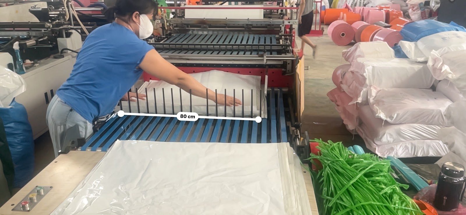 Đo khổ màng túi gói hàng tự dính tại xưởng sản xuất 3TH
