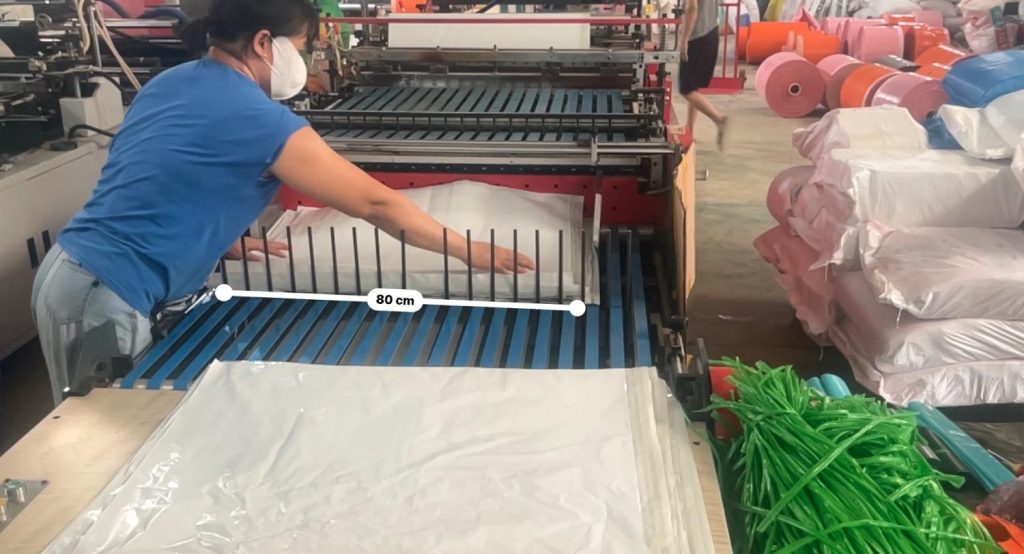 Công nhân 3TH kiểm tra túi khổ lớn 80 cm
