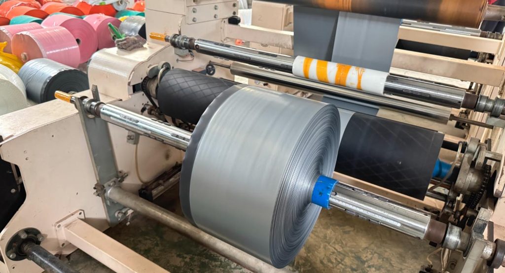 Cuộn màng PE màu xám trên máy 3TH
