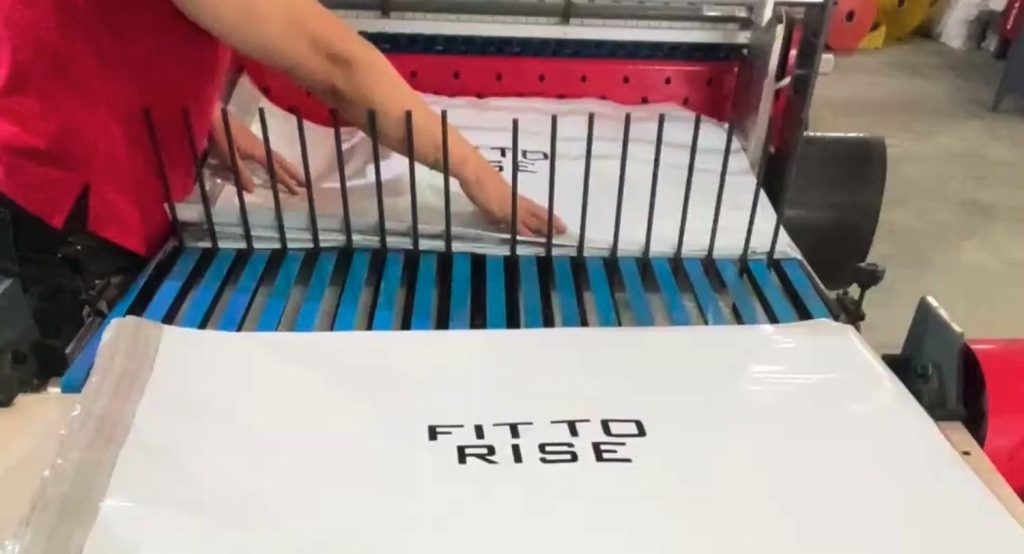 Túi in logo shop thời trang trên dây chuyền cắt 3TH